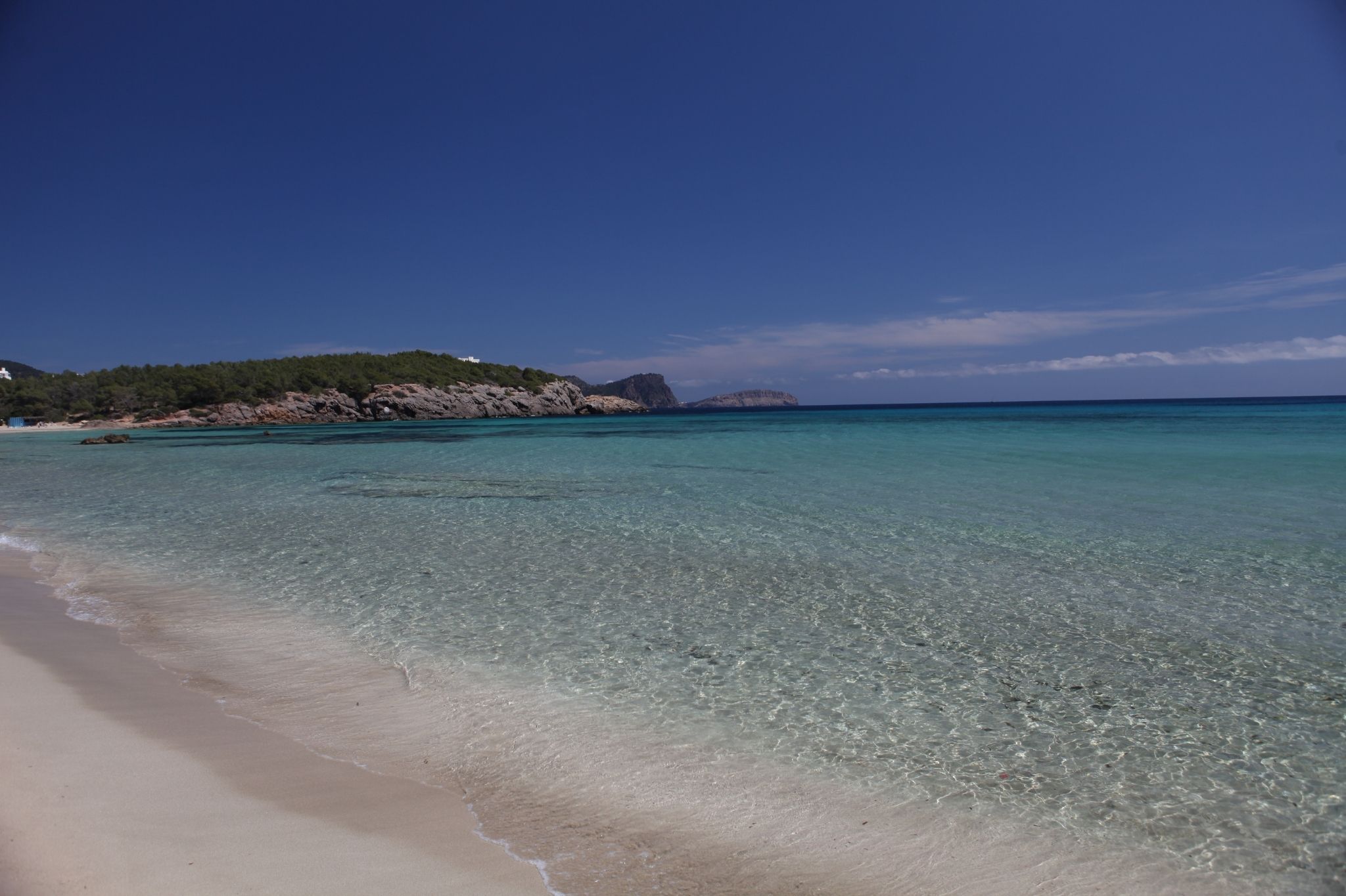 Playa de Ibiza en invierno, costa tranquila y sin multitudes