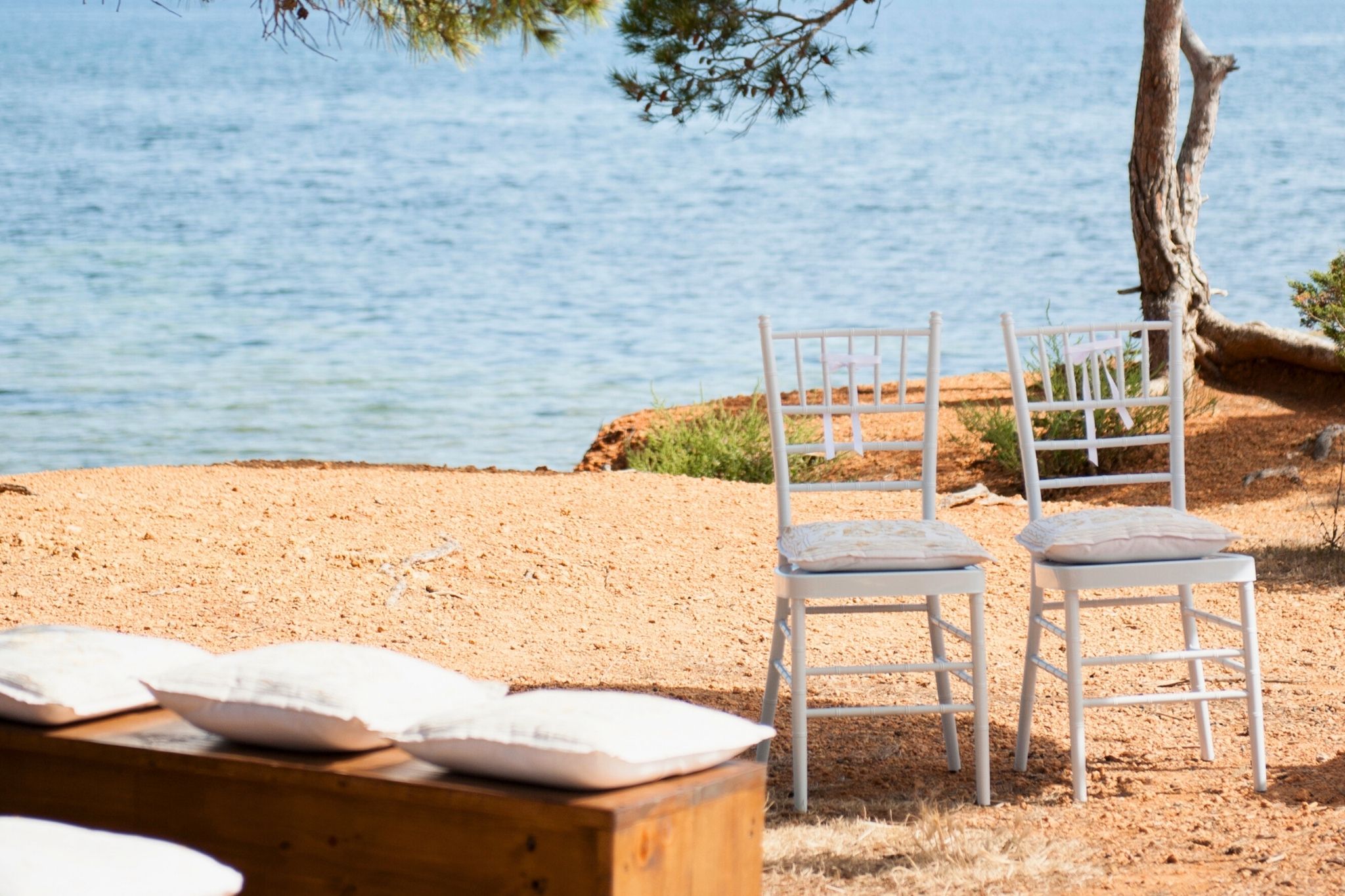 ontaje de ceremonia de boda íntima junto al mar en Santa Eulalia Ibiza