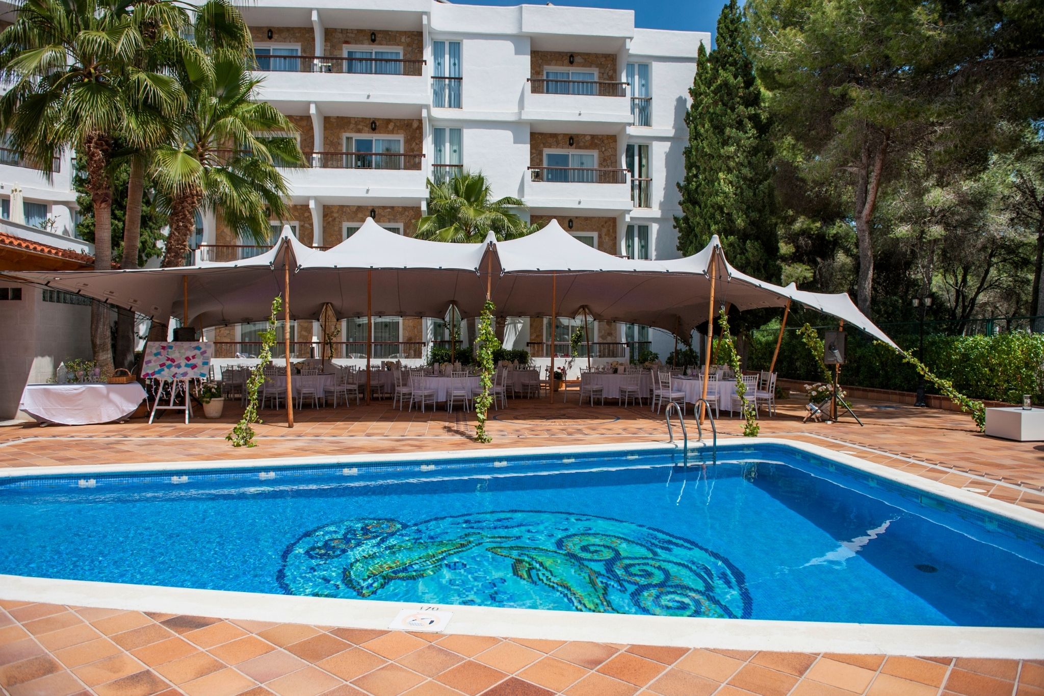 celebración de boda íntima en la piscina de S’Argamassa Boutique Hotel
