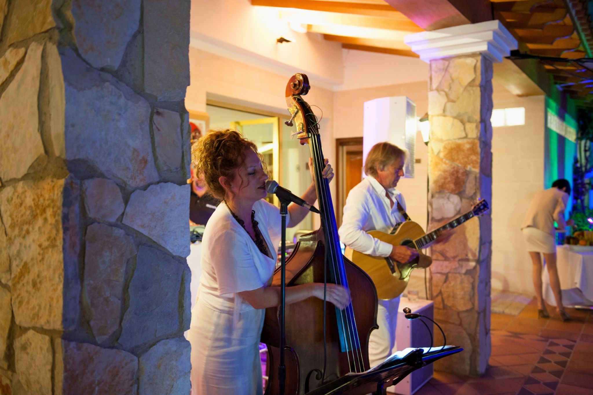grupo musical amenizando una boda íntima en S’Argamassa Boutique Hotel